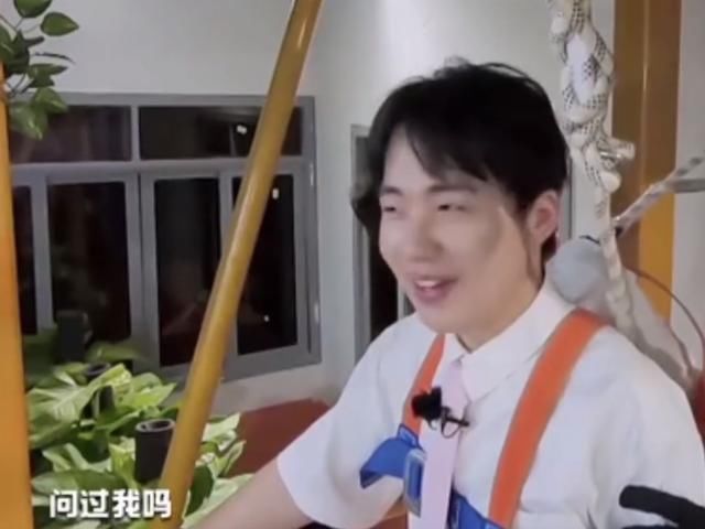  镜头|《密逃》杨幂郭麒麟公然比腿，节目组给到对比镜头，观众顿时笑喷