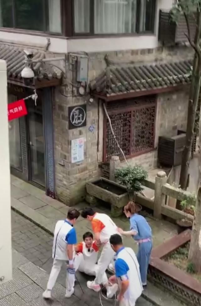  满满的哥哥|杨洋录《元气满满哥哥》摔跤，王彦霖第一时间搀扶，吴昕暖心关怀