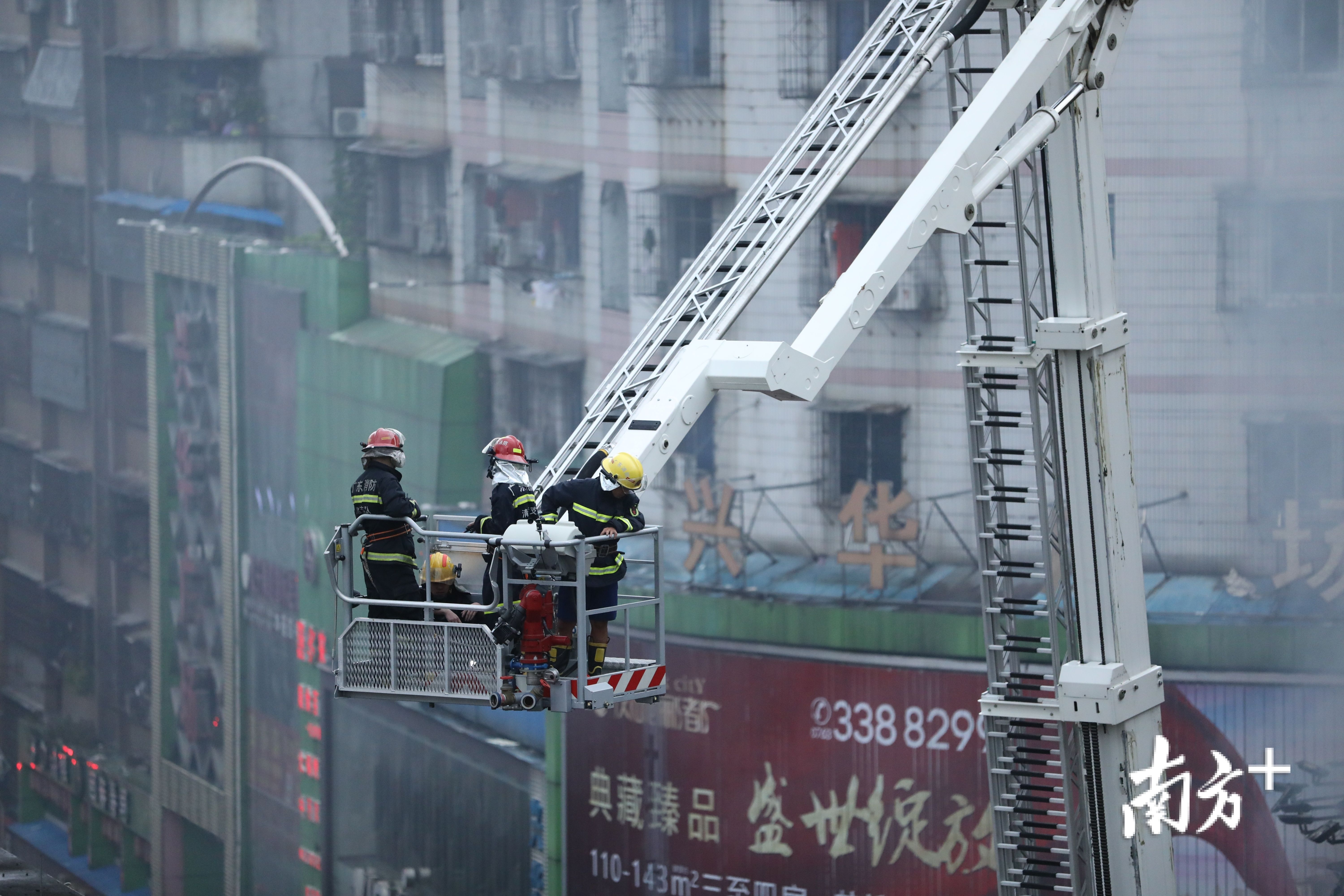 消防|清远一大厦火灾已扑灭,消防出动云梯救出1人