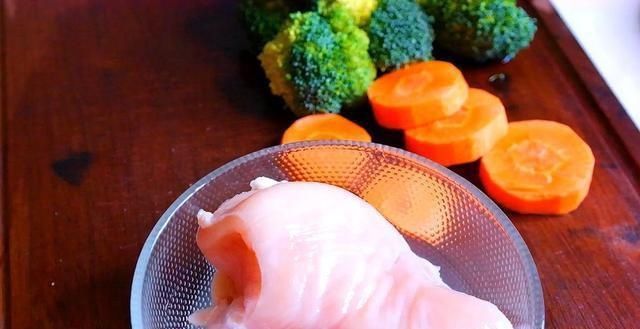 香煎鸡胸肉|吃了十几年的鸡肉，还是这种做法最独特，又好吃，吃多也不胖