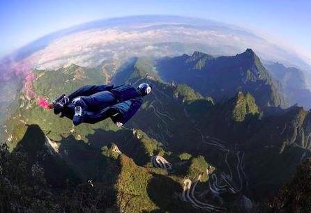  飞行|从腾云驾雾、轻功到“翼装飞行”，有机会像老鹰一样在天空中滑翔