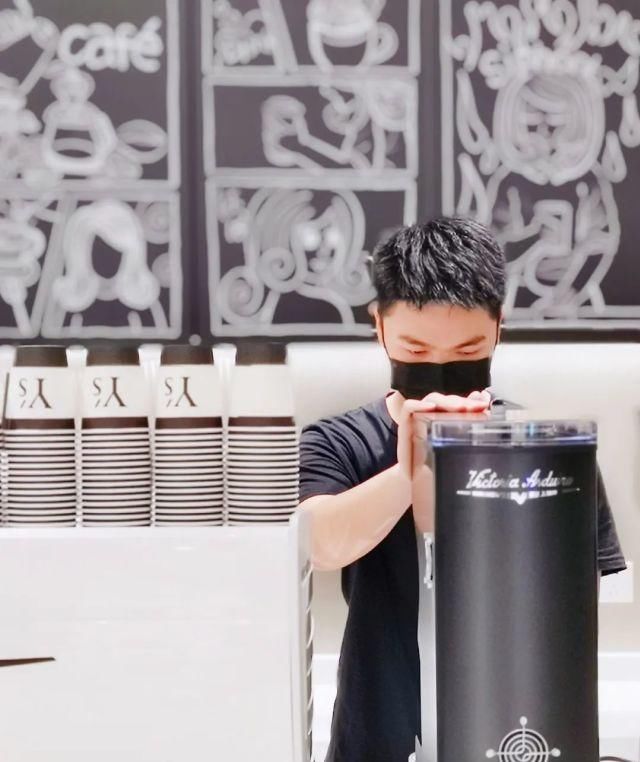 耀司|山本耀司把全国首家咖啡店开在了成都,时髦精们又有新去处了