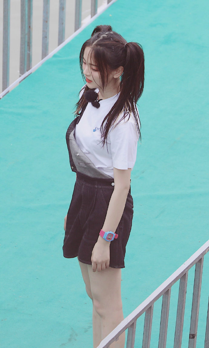 超越|杨超越录《中餐厅》,虽然还是擦桌子扫地,但一身造型都已上万块