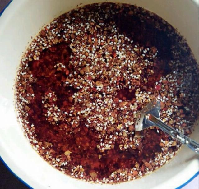 可口|做辣椒油,这一步要重复三次,做出来的辣椒油才会香辣可口!