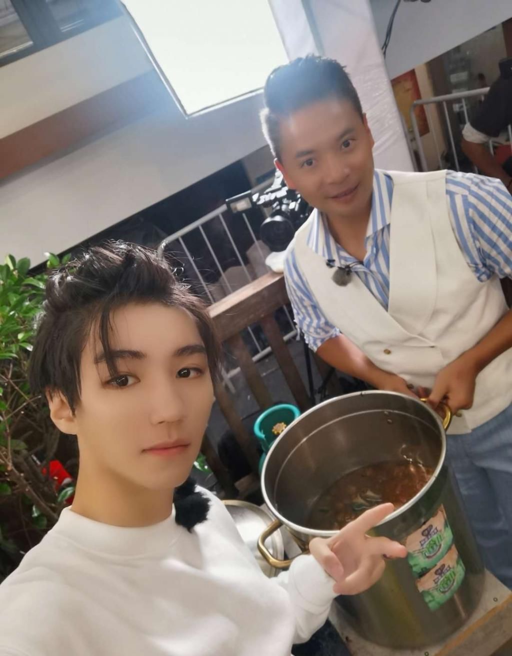 身高|王俊凯和《全员加速中》的猎人在《中餐厅》重逢,身高对比明显,奇妙的缘分