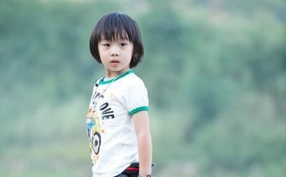 无动于衷|男孩玩耍被“卡”住，爸爸在一旁“无动于衷”，对话让网友笑疯