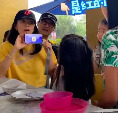  章子怡|章子怡成端水大师，醒醒出门能自己吃饭，汪峰还能获得老婆照顾