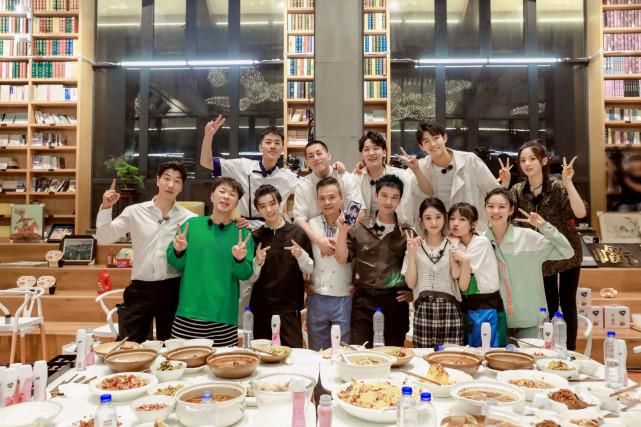  嘉宾|赵丽颖《中餐厅》合影曝光，多位当红明星担任嘉宾，想不火都难！