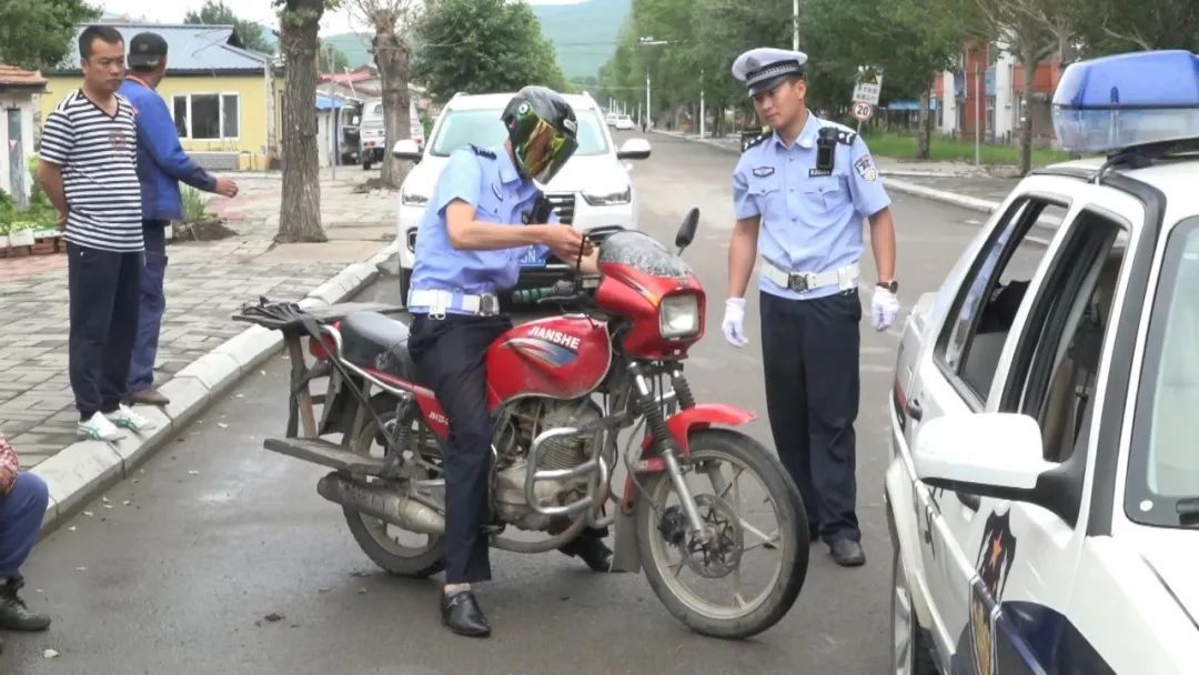  过核定人数|图强公安分局查处一起交通违法行为