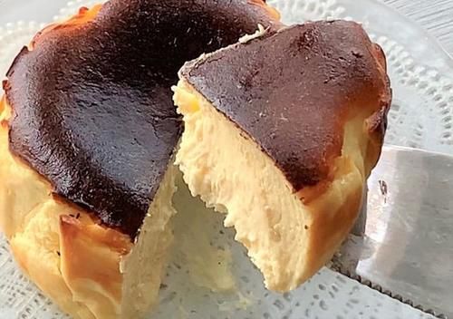  巴斯克芝士蛋糕|别再做电饭锅蛋糕了，现在流行它！比戚风蛋糕更柔软，简单零失败