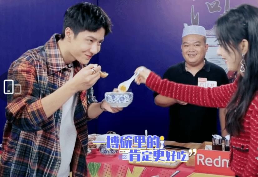  天天向上|《天天向上》赵丽颖王一博同喝一碗汤，谁注意一博的眼神？我酸了