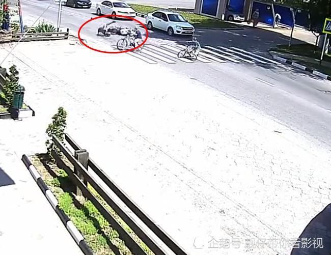  刹车|两小伙准备过马路，前方飞来一辆摩托车，刹车不及酿成惨剧！