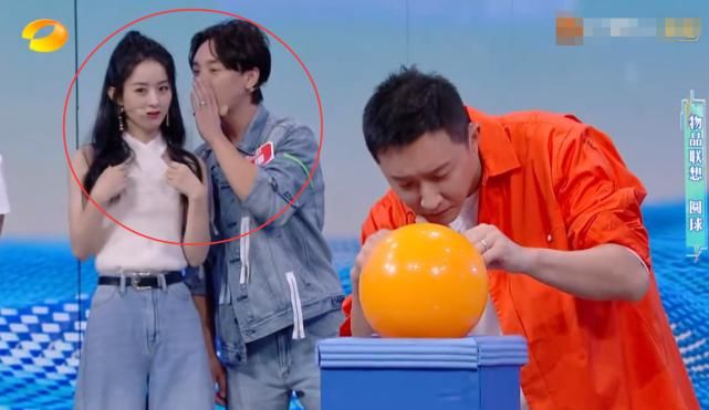  赵丽颖|韩庚在前面玩游戏，有谁注意后排的赵丽颖在干了啥，真当镜头没拍到？