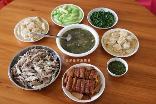  抠门|晒晒农村聚餐家宴，6菜1汤15个人吃，网友：抠门，菜太少，不够吃