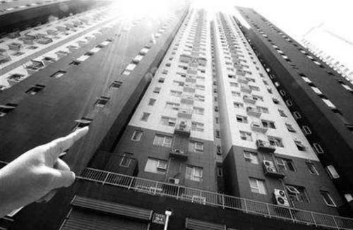  通红|“屎包”从天而降，正好砸中路过的外卖小哥，眼睛都气通红了