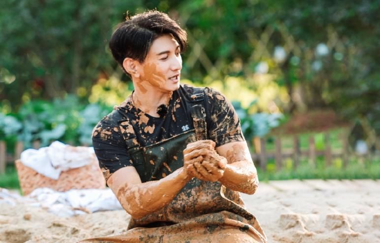  看点|《浪姐》还在热播，吴昕又有新综艺官宣，搭档多位男神追定了