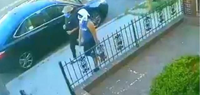  衣服|天理何在？8旬华人老太无故遭两名白人男子掌掴，衣服还被点着