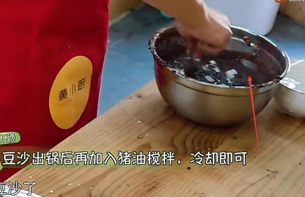 节目组|黄磊做饭,摄像师不小心穿帮,网友大呼原来都是节目组准备好的