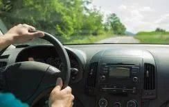  东路|滨河东路上，这位驾驶人开车时将脚伸出窗外，然后.