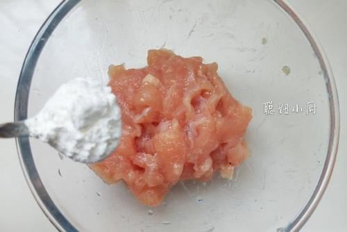 胸肉片|鸡胸肉这做法，不炸不煎，不放一滴油，营养低脂，美味又简单