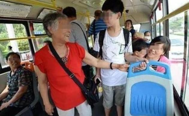 让座|小学生给老奶奶让座，书包忘拿被老奶奶直接扔在地上，孩子哭了