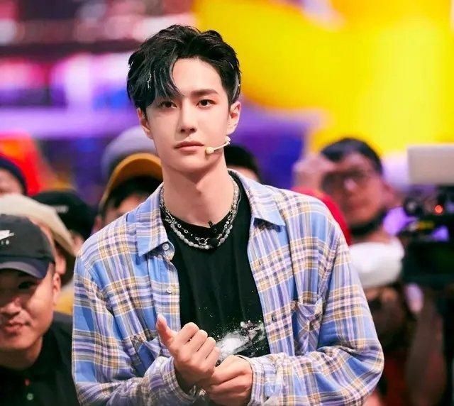  王嘉尔|王一博玩疯了！街舞选手：我听到王一博膝盖落地撞击声，真替他疼