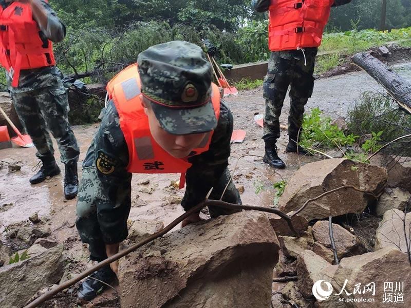 南充|四川南充：河水漫堤倒灌城区 武警官兵紧急抢险