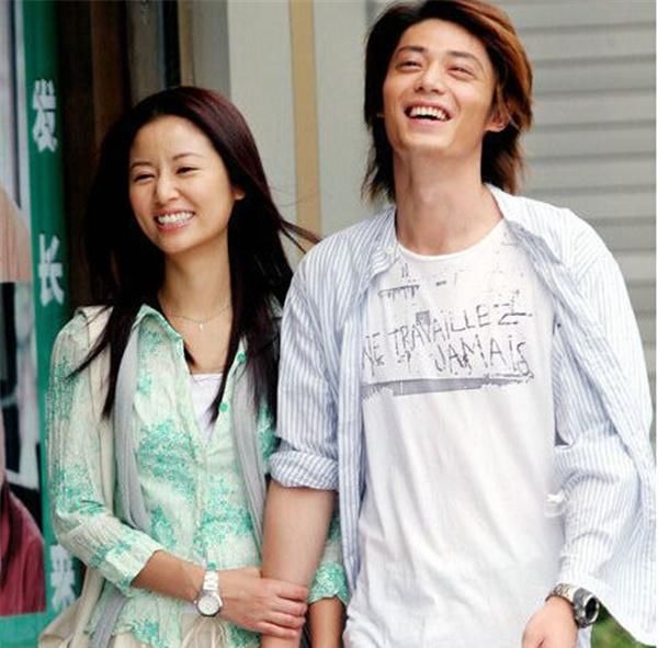 林心如和霍|霍建华夫妇度假被路人曝光素颜,林心如脸肿眼小很疲惫比丈夫显老