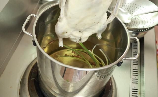 香辛料|盐水鸭非常简单,重要用90度水焯,白米醋除腥,香辛料仅用八角、麻椒