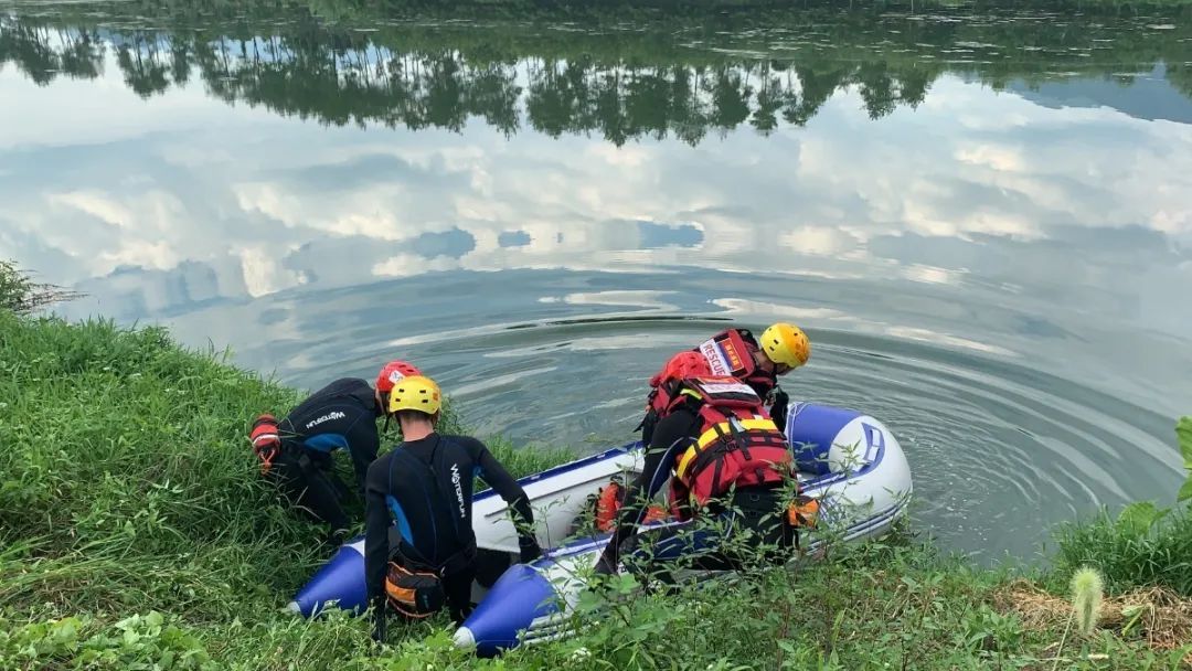 陷入|松阳俩女子入河抓螺蛳,结果脚陷入泥土,动弹不得……