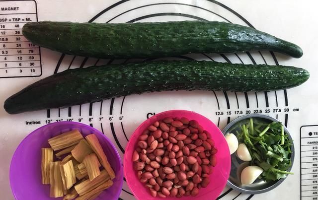  凉拌菜|夏天想要清凉解暑，凉拌菜必不可少！凉拌菠菜，味在嘴里爽到心里