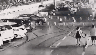  表演|怎么做到的？！司机开车误上石墩“表演跳桩”