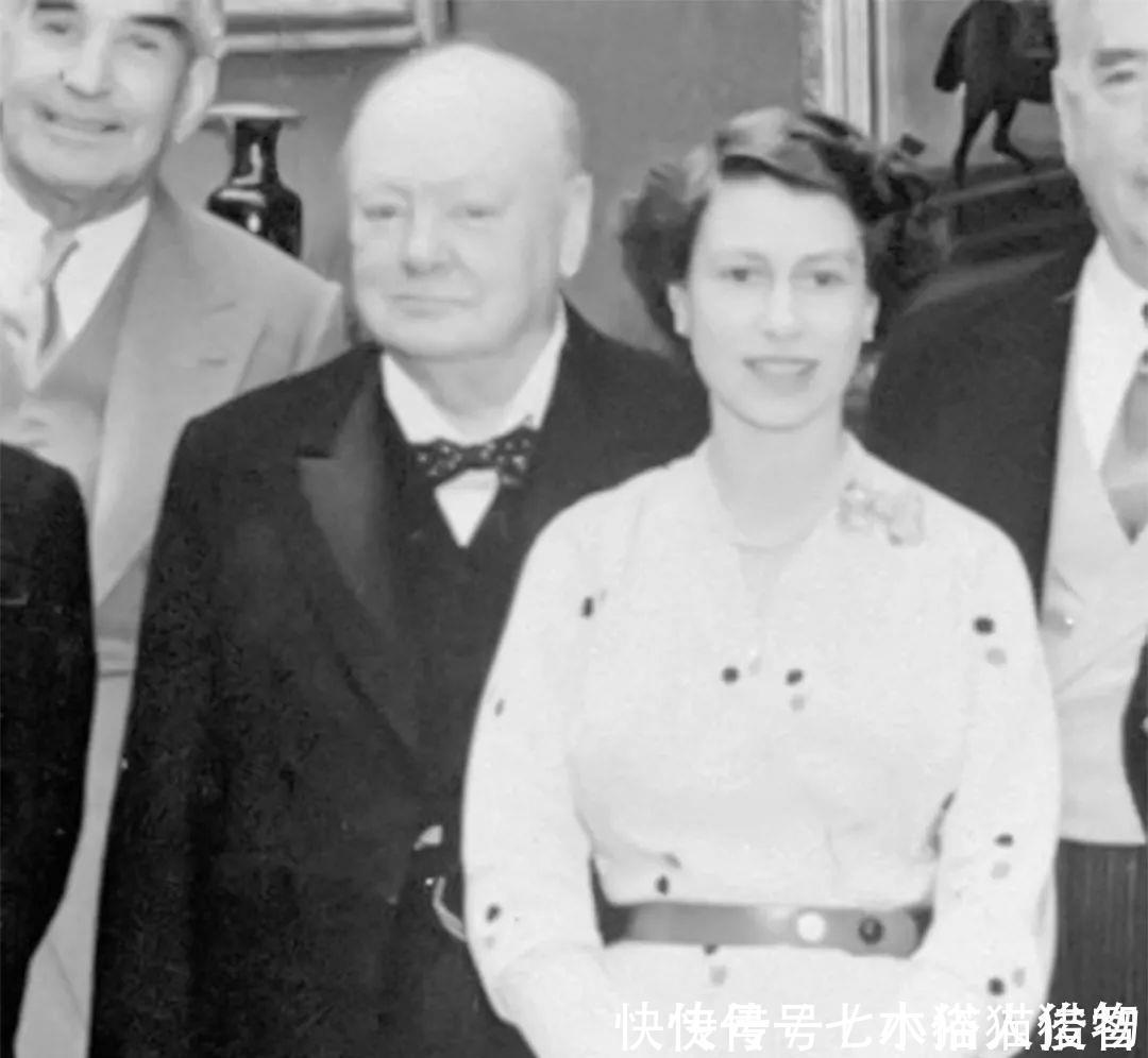 去世|英女王不忘旧恩看她长大的丘吉尔首相去世时，女王破例送他一程