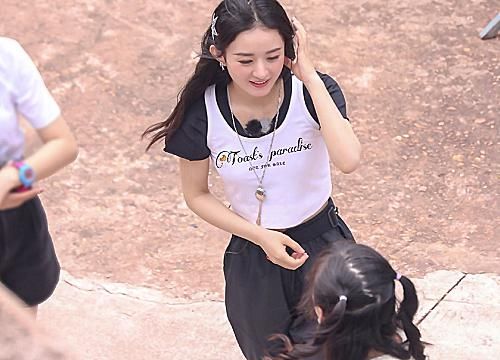  收官|《中餐厅4》收官晒大合照，赵丽颖杨超越分两边，刘宇宁最特别