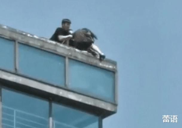 女孩|年轻女孩站30层楼顶欲轻生,双脚大半悬空中,男友下跪磕头道歉