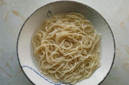 劲道|煮面条时等开再下锅?难怪面条不好吃,这么做,面条劲道又美味!