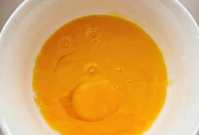  蛋清|用两颗鸡蛋一根火腿肠做出的虎皮蒸蛋，口感细腻爽滑，孩子喜欢吃