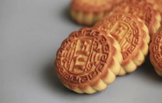 超市|超市的月饼摆得琳琅满目,为何中秋后突然不见了,它们去哪了?