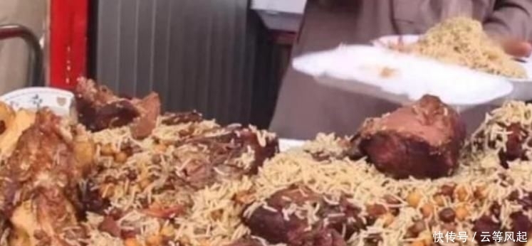 印度人|印度当地“宰客”羊肉饭,满满一锅的羊肉,游客:连印度人都学