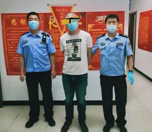  剃成|长发剃成光头？ 男子乔装改扮还是被民警火眼金睛识破