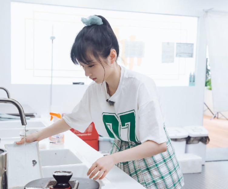 不少观众|《中餐厅4》的两位女嘉宾,赵丽颖责任心强,李浩菲既细心又暖心