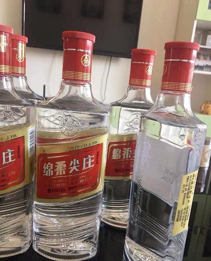 低档|值得囤家中的5种“低档”白酒，一箱100元左右，但都是纯粮食好酒