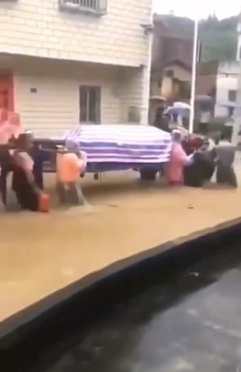 无情|封面评论｜洪灾无情 切勿拟人