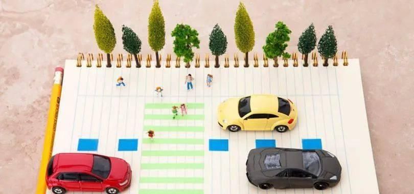  滑板车|是教育或轻视？旁有人行道，妈催2岁女在大马路骑滑板车