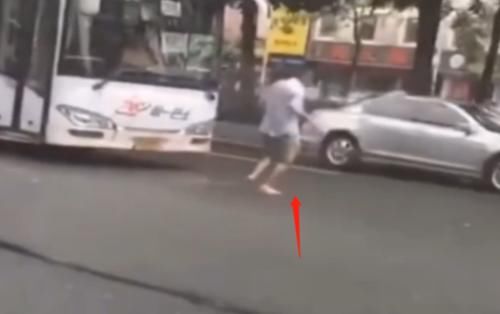  交警|老大爷碰瓷公交车，看到交警撒腿就跑，最后一幕真的想笑