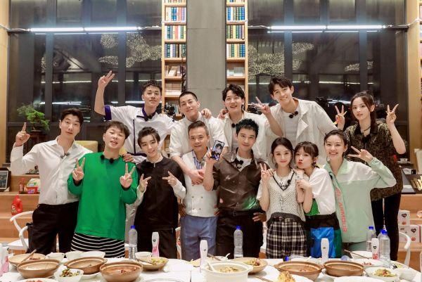  赵丽颖|网传中餐厅“女生宿舍合照”，杨超越占C位，赵丽颖的举动很大气