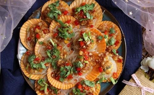  鲜美|立秋之后海鲜正当季，8毛钱的扇贝，配上秘制金银蒜，又香又鲜美