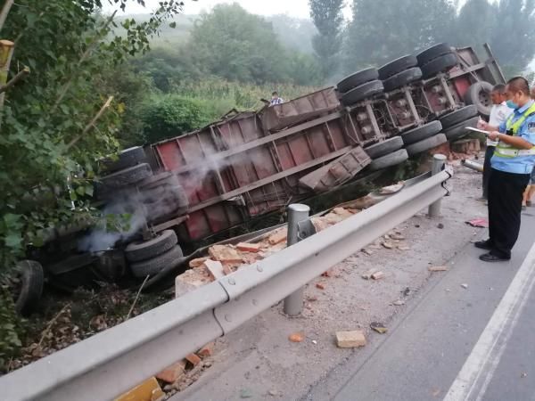  无恙|大货车侧翻跌落深沟，安全带保驾驶员无恙