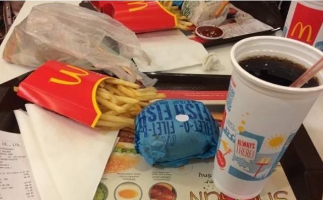  真多|吃麦当劳，餐盘上为什么总铺一张纸？店员：不懂装懂的人可真多