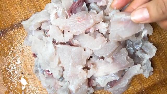 如上图所示|鱼丸在家就能做,把握以下3个环节,担保口感细腻嫩滑又Q弹!